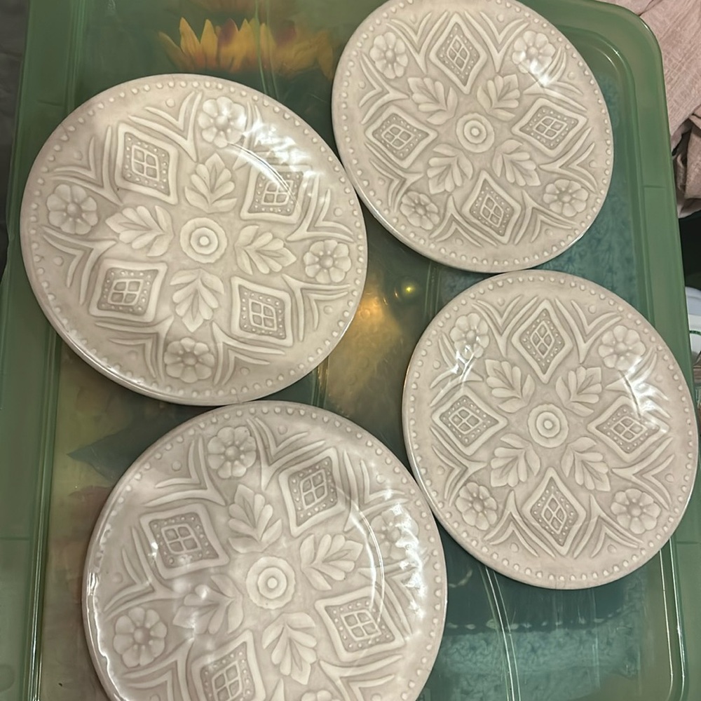 Four Tahari home melamine dessert plates